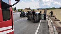 Perde il controllo dell'auto e si ribalta. Ferito un sessantunenne