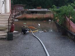 Disabile intrappolato dall'acqua. Messo in salvo da protezione civile e vigili del fuoco