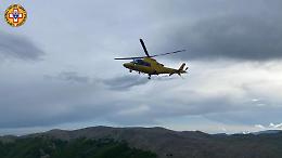 Cade e si frattura una gamba. L'intervento del soccorso alpino