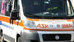 Perde il controllo del mezzo ed esce fuori strada. Ferito l'autista