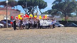 Striscioni e palloncini giallorossi per l'ultimo saluto a Stefano
