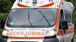 Prende il sole in spiaggia ma viene travolto da un masso. Morto un turista