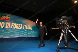 Commozione e applausi. L'ultimo saluto a Silvio Berlusconi