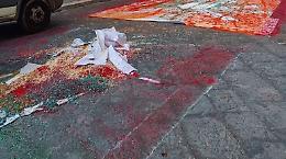 Infiorata spazzata via. Ora lo scontro diventa politico