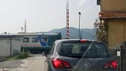 Sbarre alzate al passaggio del treno. Allarme sicurezza