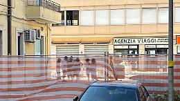 Forzano le transenne ed entrano nel cantiere. Pericolo per un gruppo di giovani