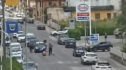 Si toglie la maglia, urla e si getta a terra. Un giovane semina il panico in viale San Domenico