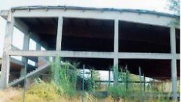 Piscina comunale, primo passo verso la demolizione dello scheletro