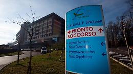 Si prendono a bottigliate e finiscono all'ospedale