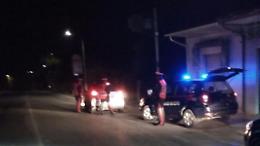 Ubriaco semina il panico in pieno centro. Bloccato con il taser