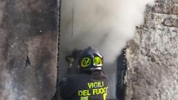 Incendio in una casa rurale. Vigili del fuoco al lavoro