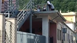 Scavalcano i cancelli e vanno a scuola. Immortalati alcuni ragazzini