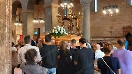 Un'intera comunità in lacrime per l'ultimo saluto a Jacopo Datti