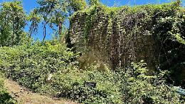 Selva dei Muli, il castello dimenticato tra i rifiuti e il degrado