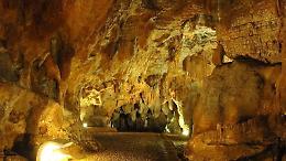 C'è il rischio di crolli sui visitatori. Chiuse le grotte