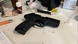 Armi rubate, una pistola scenica modificata e droga in casa. Quattro denunciati