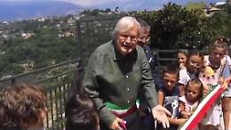 Show di Vittorio Sgarbi per l'area giochi. «Chieda scusa»