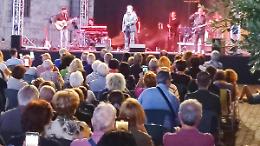 Applausi, cori e pubblico in piedi per Gianmarco Carroccia che interpreta Lucio Battisti