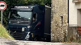 La strada è stretta e il tir resta incastrato in una curva
