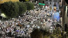 Una “Cena in bianco” con stile trasforma la piazza in salotto