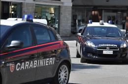 Nota il tentativo di furto al supermercato e blocca i ladri. Preso a calci e pugni