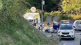 Incidente tra un'auto e uno scooter. Soccorsi sul posto