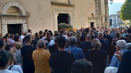 Lacrime e palloncini per l'addio a Graziella Parente