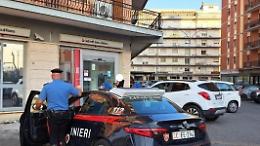 Tentano di rapinare un uomo al bancomat. Bloccati e arrestati