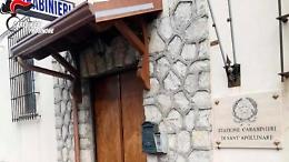 Calci e pugni contro i carabinieri. Arrestato un giovane