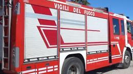 Dependance divorata dalle fiamme. Sessantenne gravemente ustionato