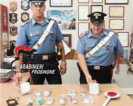 Viaggiava in auto con circa 5 chili di droga. Arrestato un giovane