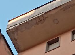 Palazzine rosa, cadono intonaci. Cresce la preoccupazione