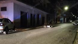 Incidente tra un'auto e uno scooter. Ferito gravemente un sedicenne