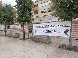 Striscioni contro la violenza sulle donne al funerale di Yrel