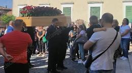 Straziante addio a Iris: lacrime, palloncini bianchi e lutto cittadino