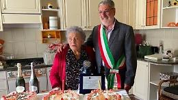 Cento di questi giorni a nonna Paolina. Grande festa in famiglia