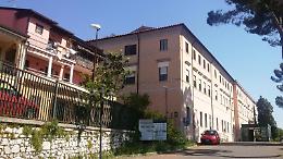Vuole sottrarsi al Tso e aggredisce due carabinieri
