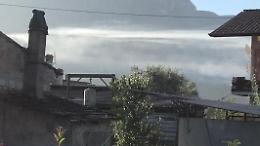 Rifiuti dati alle fiamme. Cittadini “segregati” in casa