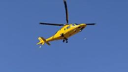 Cade dallo scooter in un dirupo. Giovane ferito gravemente