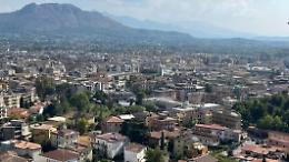Ancora roghi di rifiuti in centro, scatta la denuncia