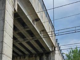 Cavalcavia malconcio. Struttura lesionata e asfalto che cede, l'allarme