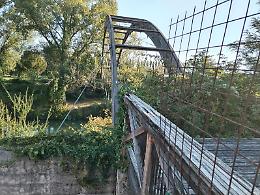 La città dei ponti dimenticati. Passerelle a pezzi e inagibili