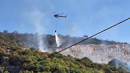 Monte Radicino continua a bruciare. Ancora in azione gli elicotteri antincendio
