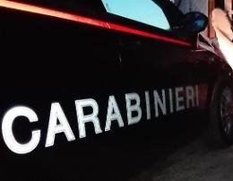 Si rifugia sul balcone dei vicini per scappare dal compagno violento
