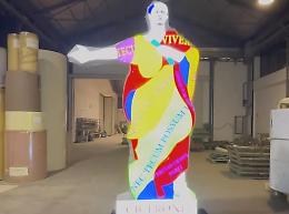 Sgarbi presenta il suo Cicerone luminoso. L'opera dell'artista Marco Lodola arriva in città