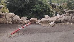 Si schianta contro un muretto e l'auto si ribalta. Ferito un uomo