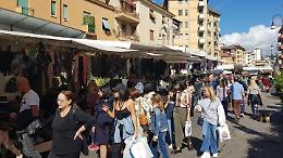 Ambulanti di Forte dei Marmi: pienone in via Aldo Moro