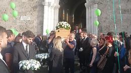Palloncini verdi e tante lacrime per Massimo Guglielmo