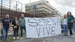 "Serena vive", la famiglia di Mimmo D'innocenzo davanti al tribunale con uno striscione per chiedere giustizia
