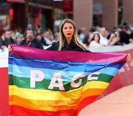 Claudia Conte con la bandiera della pace alla Festa del Cinema di Roma